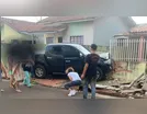 Caminhonete destrói muro após atropelar motociclista em Cambira