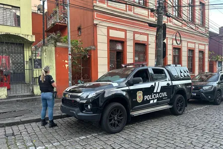 A ação, que visava desarticular um grupo criminoso envolvido em um duplo homicídio, resultou ainda na apreensão de drogas, uma pistola e munições.