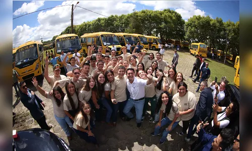 Governo começa entrega de 209 ônibus para a educação do Paraná