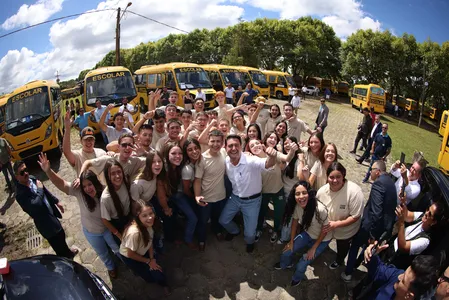 A entrega desses ônibus é fruto de uma parceria iniciada no começo da gestão Ratinho Junior com a bancada federal (deputados e senadores), na qual cada real investido em emendas pelos parlamentares tem a mesma quantia investida como contrapartida pelo governo do Estado