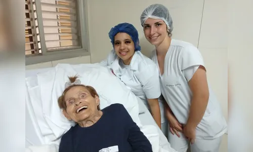 Técnicas de enfermagem cuidam do cabelo de idosas no Providência