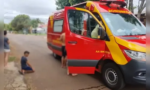 Criança reza de joelhos após irmão ser atropelado no Paraná