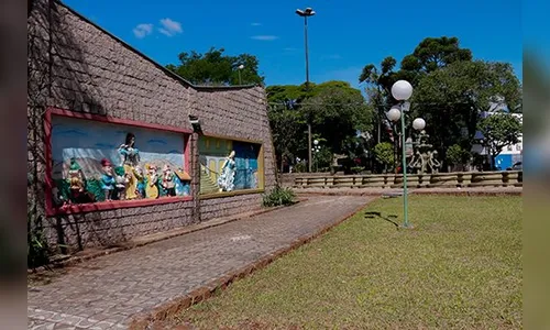 Idosa é agredida e roubada na Praça do 28 em Apucarana