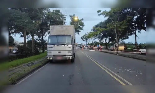 Motoboy morre após colisão traseira com caminhão no Paraná