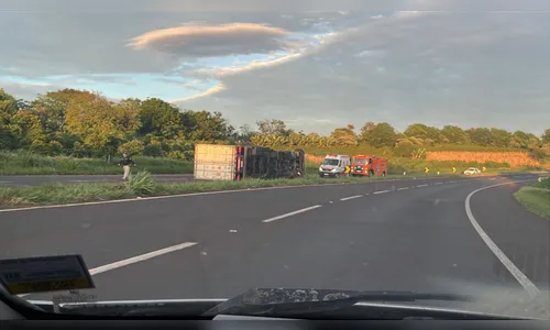 Motorista dorme ao volante e provoca tombamento de carreta em Cambira