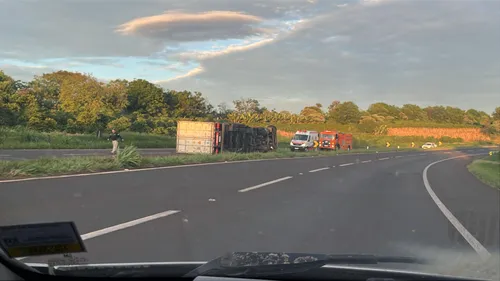 Acidente aconteceu na madrugada desta quinta-feira (13)