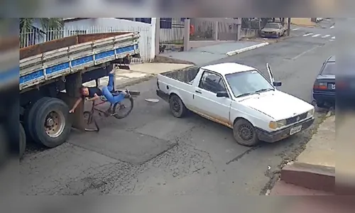 Adolescente é arremessado ao colidir bicicleta contra caminhão; vídeo