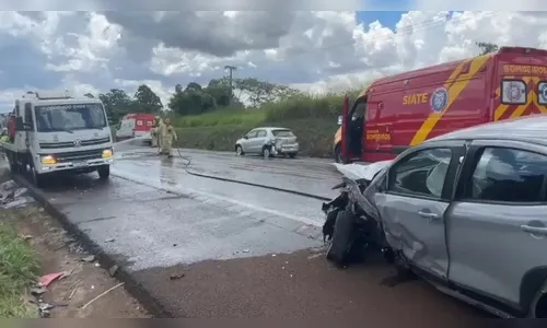 Dez pessoas ficam feridas em acidente entre três veículos no Paraná