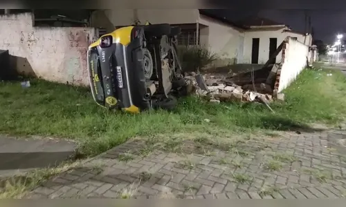 Viatura da PM tomba durante perseguição e vai parar dentro de terreno