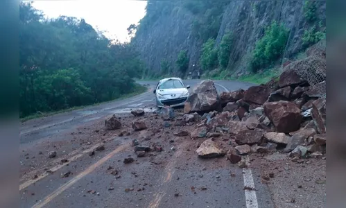 Carro é atingido por rochas durante deslizamento e fica destruído