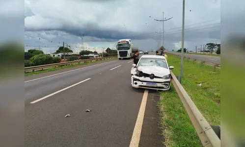 Veículo bate na traseira de caminhão na saída para Arapongas
