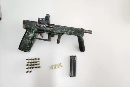 Além da arma de fogo foram apreendidas 11 munições intactas e quatro cartuchos deflagrados