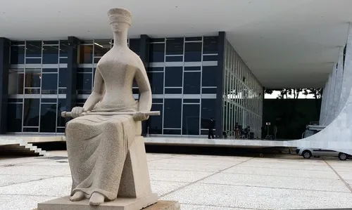 Além das gravatas, lenços também foram adquiridos