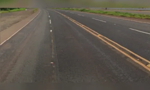 Caminhão carregado tomba na PR-444 e motorista sai ileso em Arapongas