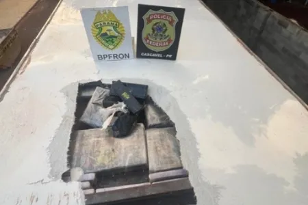 Após busca no veículo os policiais avistaram sinais de adulteração recente na estrutura, o que levantou grande suspeita.