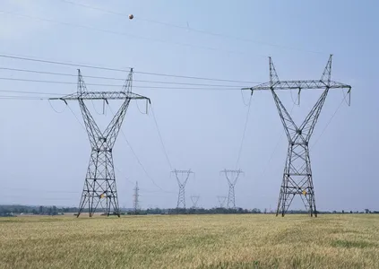 As defensas são sistemas de proteção rígidos projetados para redirecionar veículos que porventura venham a colidir com as torres de transmissão