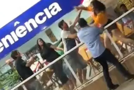 As mensagens que acompanham o vídeo dizem que a briga aconteceu em uma unidade do Posto Brasil Sul, de Apucarana. No entanto, a situação não aconteceu em Apucarana e nem no referido estabelecimento comercial.