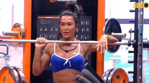 "As poucas roupas que eu tenho não estão fechando", confessou a sister