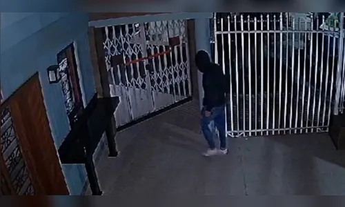 Vídeo mostra ladrão fazendo sinal da cruz ao invadir restaurante no PR