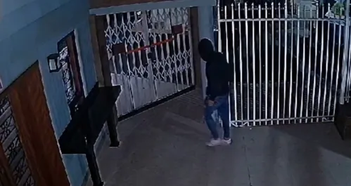 Bandido fez o sinal da cruz antes de chutar a porta do estabelecimento
