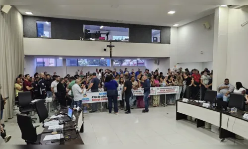 Servidores lotam Câmara de Apucarana para protestar