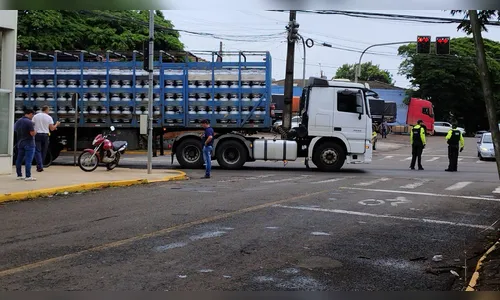 Motociclista fica ferido após bater em caminhão de gás em Apucarana