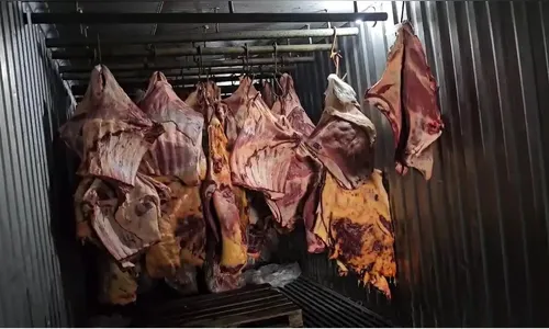 Empresa é suspeita de revender carne podre submersa na enchente do RS