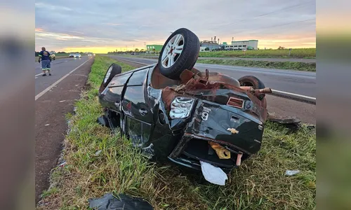 Carro capota após reduzir velocidade para ver confronto policial no PR