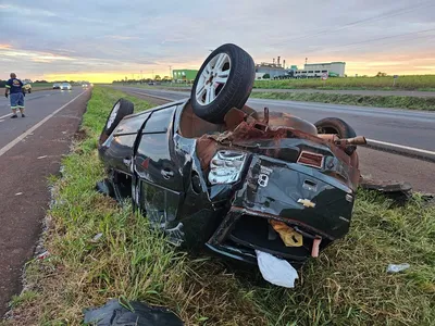 Carro foi atingido por uma caminhonete, que fugiu