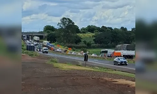 Caminhão fica preso em pontilhão e causa congestionamento na BR-376