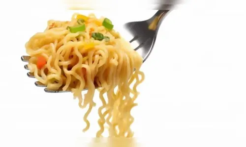 Adolescente de 15 anos morre após comer manga e macarrão instantâneo