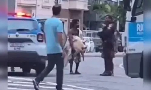 Homem em situação de rua tenta roubar tartaruga marinha viva de praia