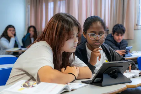 Cerca de 1 milhão de alunos retornam nesta quarta-feira (05) às escolas da rede estadual de ensino do Paraná.
