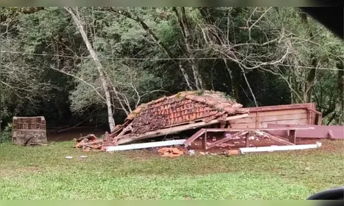 Bebê fica em estado grave em desabamento de quiosque no Paraná