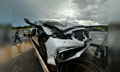 Cinco pessoas ficam feridas após carro bater contra árvore no Paraná