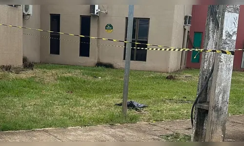 Bebê é encontrado morto dentro de saco em frente à unidade de saúde