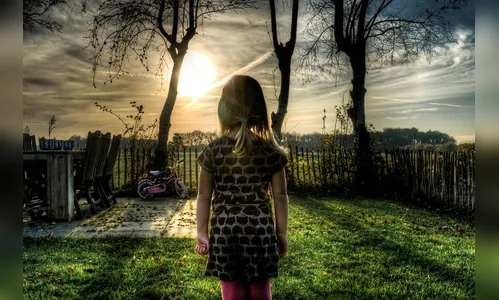 Criança de 7 anos foge de casa após presenciar agressão contra a mãe