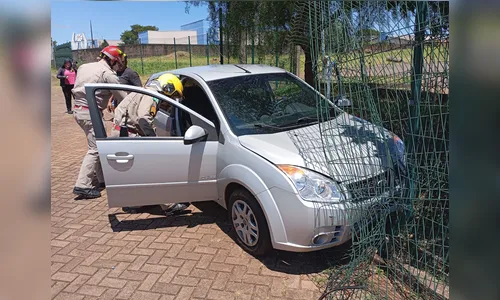 Jovem passa mal no volante e bate em grade da UTFPR de Apucarana