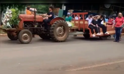 Cortejo fúnebre é feito em trator a pedido de ex-vereador da região