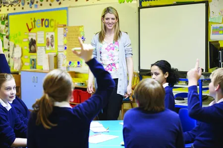 Diversos incentivos já vem sendo agregados aos educadores do Brasil, já que tem se tornado uma profissão cada vez mais escassa em mão de obra.