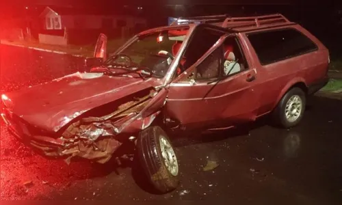 Parati furtada bate em Captiva estacionado e condutor não é encontrado