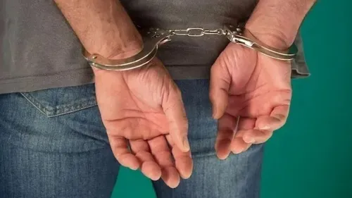 Durante o desentendimento, ele a empurrou contra a parede, além de ameaçá-la e proferir xingamentos