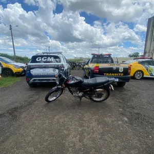 Durante patrulhamento, os guardas flagraram um motociclista conduzindo sem retrovisores, de chinelo e em atitude suspeita.