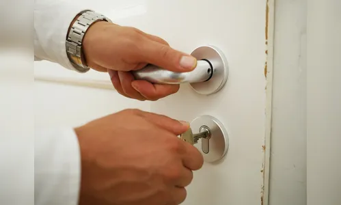 Saiba por que não é recomendado deixar as chaves na fechadura à noite