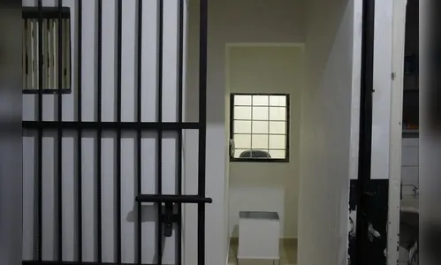 Homem é flagrado ao tentar arremessar celulares e drogas em presídio