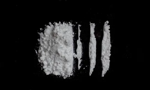 Jovem é preso com nariz sujo de cocaína após ameaçar mãe por dinheiro