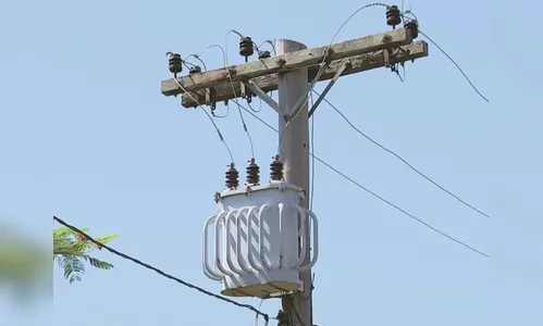 PM flagra furto de fios em poste no centro; dois homens foram presos