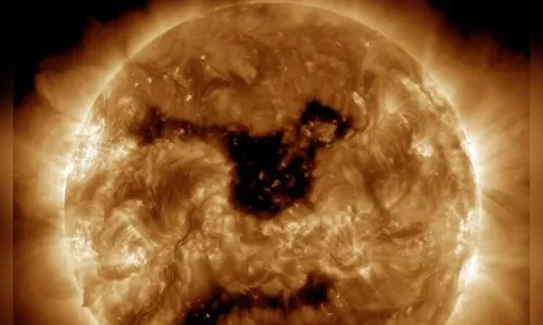 Buraco 62 vezes maior do que a Terra se abre no sol