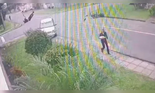 Adolescente é arremessado após empinar moto e bater contra carro