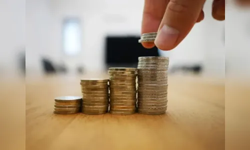 Juros futuros sobem alinhados ao dólar